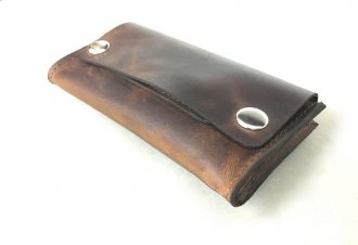 נרתיק עור חום לטבק מעוצב לגבר בעבודת יד -סגירת תיק תק