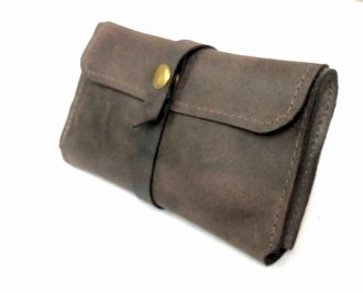 נרתיק עור חום לטבק מעוצב בעבודת יד -דגם רצועה מתלפפת