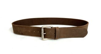 חגורת עור חומה רחבה ואיכותית לגבר בעלת אבזם מתכת איכותי