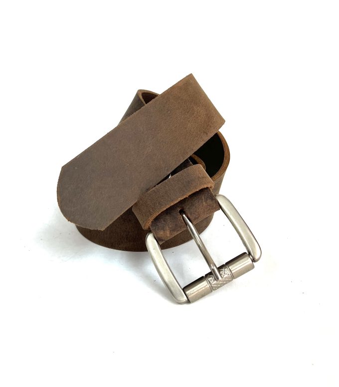 חגורת עור חומה רחבה ואיכותית לגבר בעלת אבזם מתכת איכותי