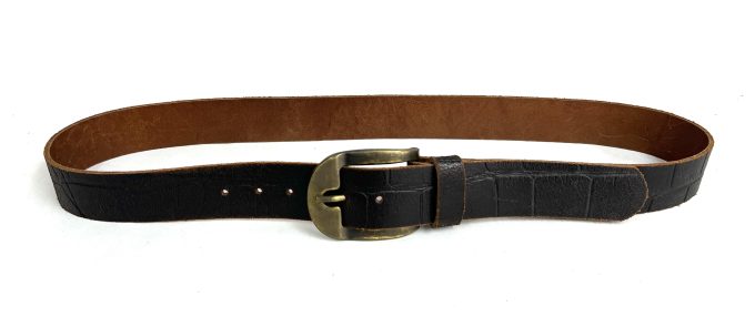 חגורה מעור בגוון חום כהה לגבר מעוצבת בעבודת יד
