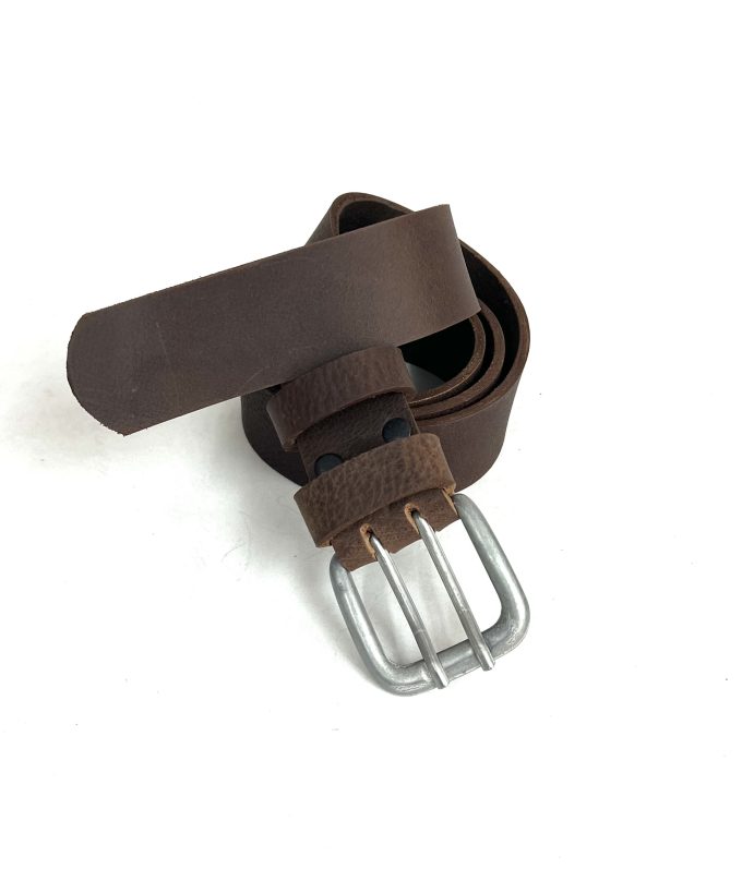 חגורה מעור בגוון חום כהה לגבר מעוצבת בעבודת יד