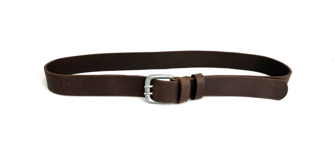 חגורה מעור בגוון חום כהה לגבר מעוצבת בעבודת יד