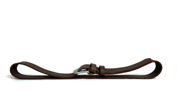 חגורה מעור בגוון חום כהה לגבר מעוצבת בעבודת יד