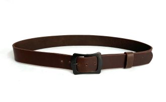 חגורת עור חומה קלאסית לאישה בעלת אבזם מתכת כהה מעוצבת בעבודת יד