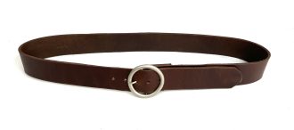 חגורת עור רחבה לגבר ולאישה בגוון חום ברנדי בעלת אבזם מתכת עגול