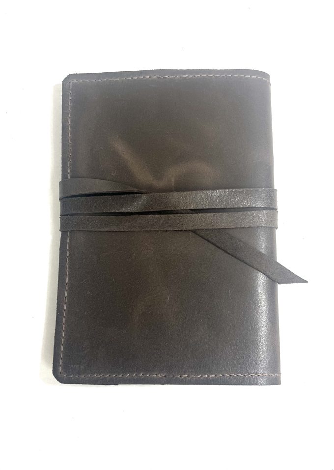 יומן בעל כריכת עור בגוון חום כהה מעוצב בעבודת יד