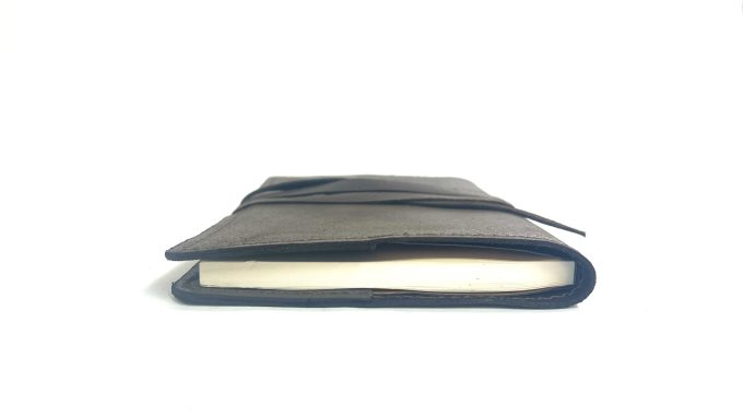 יומן בעל כריכת עור בגוון חום כהה מעוצב בעבודת יד