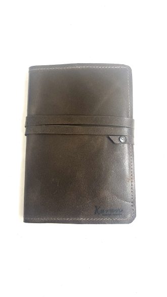 יומן בעל כריכת עור בגוון חום כהה מעוצב בעבודת יד