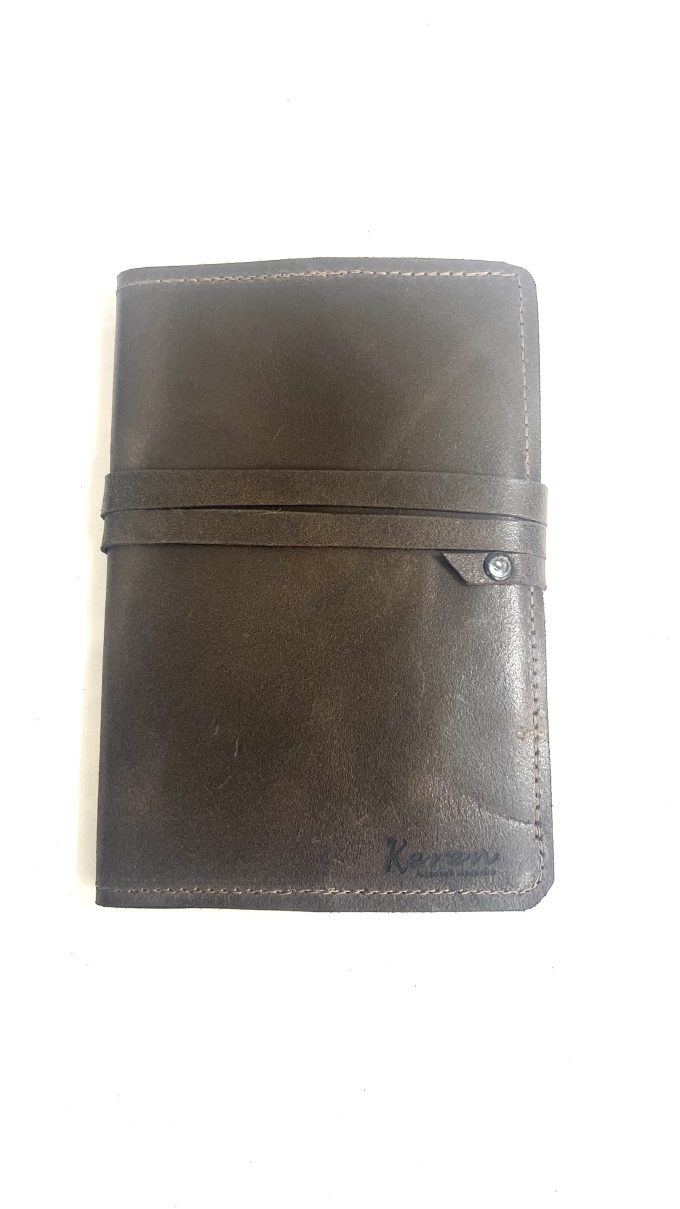 יומן בעל כריכת עור בגוון חום כהה מעוצב בעבודת יד