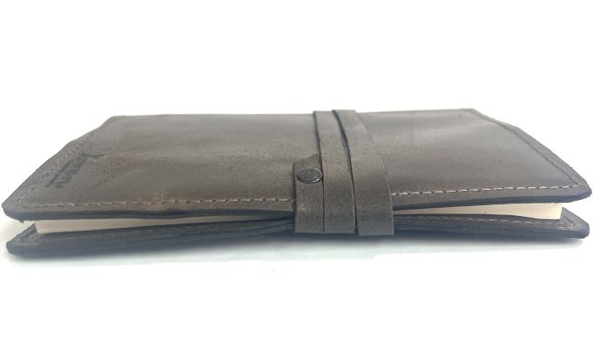 יומן בעל כריכת עור בגוון חום כהה מעוצב בעבודת יד