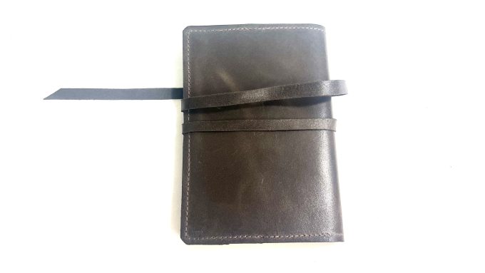 יומן בעל כריכת עור בגוון חום כהה מעוצב בעבודת יד