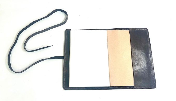 יומן בעל כריכת עור בגוון חום כהה מעוצב בעבודת יד