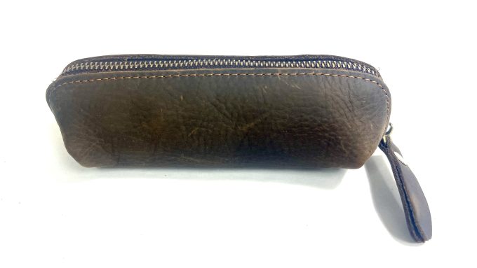 קלמר בגוון חום כהה עשוי עור ובעבודת יד קלמר בגוון חום כהה עשוי עור ובעבודת יד