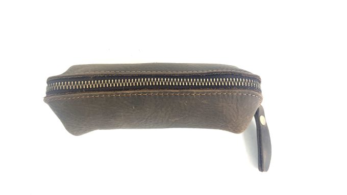 קלמר בגוון חום כהה עשוי עור ובעבודת יד קלמר בגוון חום כהה עשוי עור ובעבודת יד