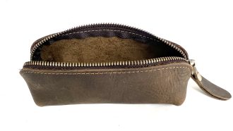 קלמר בגוון חום כהה עשוי עור ובעבודת יד