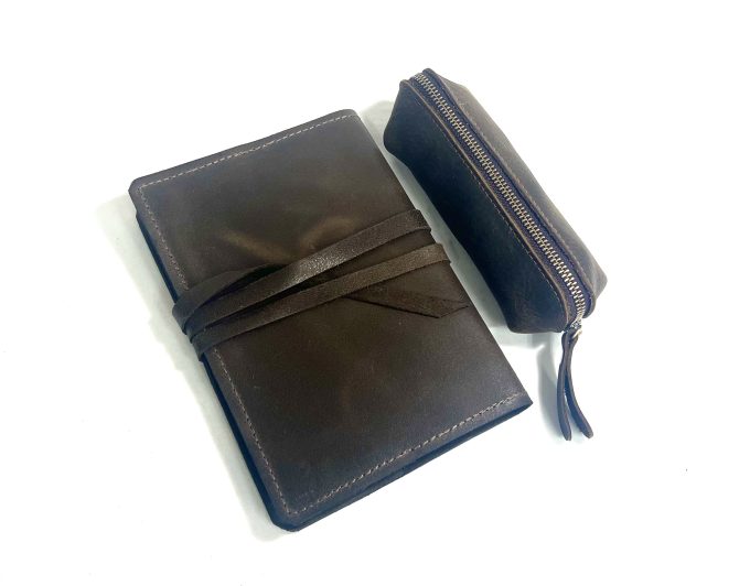 יומן בעל כריכת עור בגוון חום כהה מעוצב בעבודת יד יומן בעל כריכת עור בגוון חום כהה מעוצב בעבודת יד