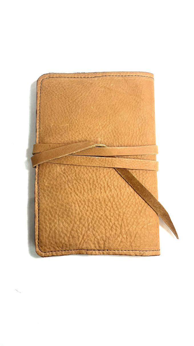 יומן בעל כריכת עור בגוון כאמל מעוצב בעבודת יד