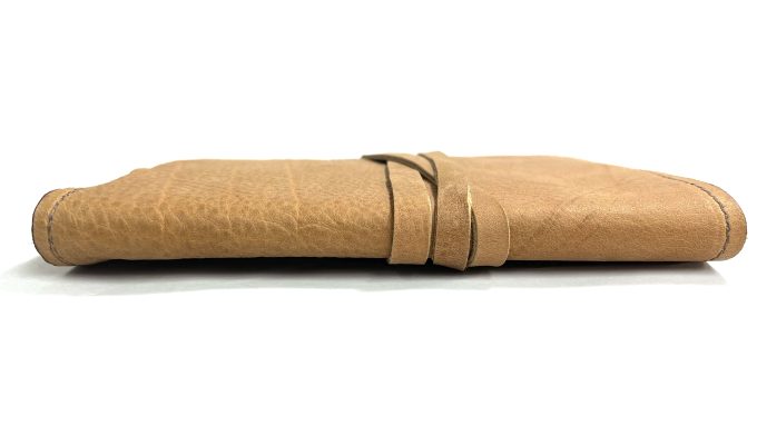 יומן בעל כריכת עור בגוון כאמל מעוצב בעבודת יד