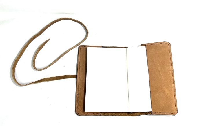 יומן בעל כריכת עור בגוון כאמל מעוצב בעבודת יד