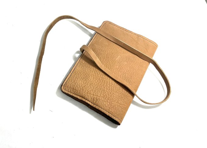 יומן בעל כריכת עור בגוון כאמל מעוצב בעבודת יד