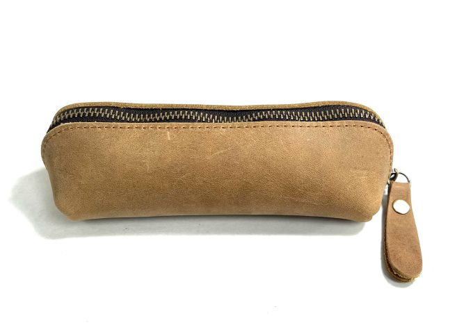 קלמר בגוון חום כאמל בהיר עשוי עור בעבודת יד