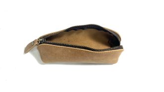 קלמר בגוון חום כאמל בהיר עשוי עור בעבודת יד