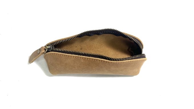 קלמר בגוון חום כאמל בהיר עשוי עור בעבודת יד