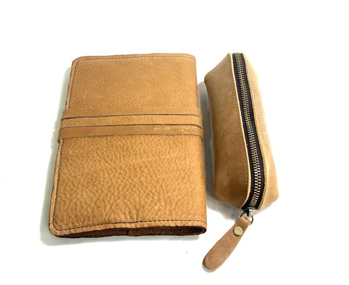 יומן בעל כריכת עור בגוון כאמל מעוצב בעבודת יד