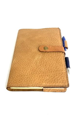 יומן מסע בעל כריכת עור בגוון כאמל מיוצר בעבודת יד