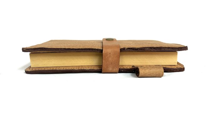 יומן מסע בעל כריכת עור בגוון כאמל מיוצר בעבודת יד